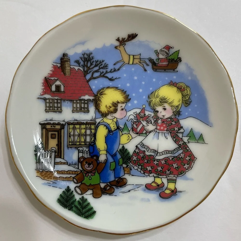 Set/4 Tiny Porcelain Japan Holiday Plates Children In Old Fashion Scenes